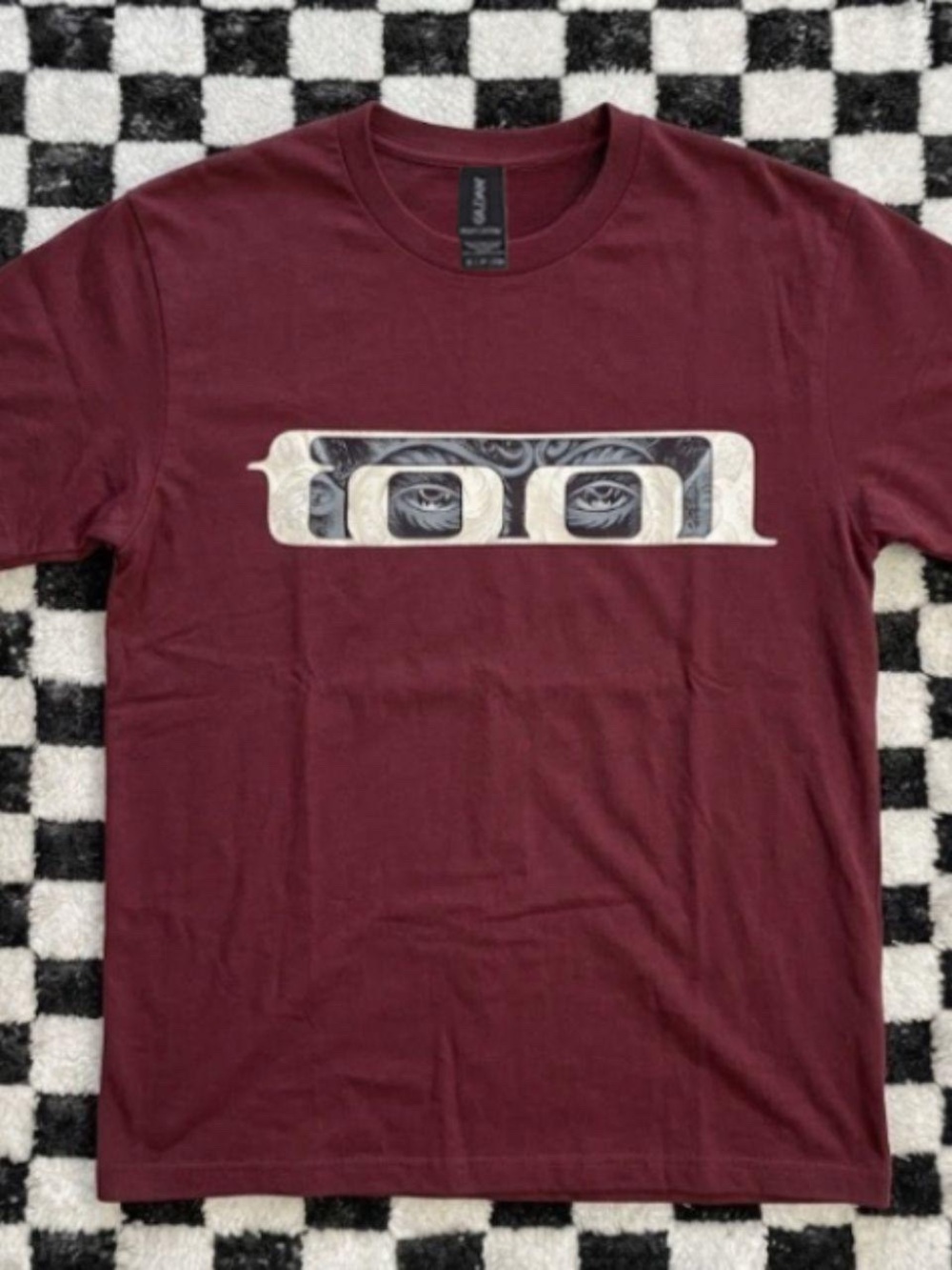 Gildan Men's Maroon Crew Neck Tee with Cream Graphic